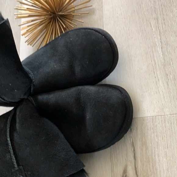 UGG Bailey Button Black Boots size 6 leather sheepskin lining winter cozy - Picture 8 of 16